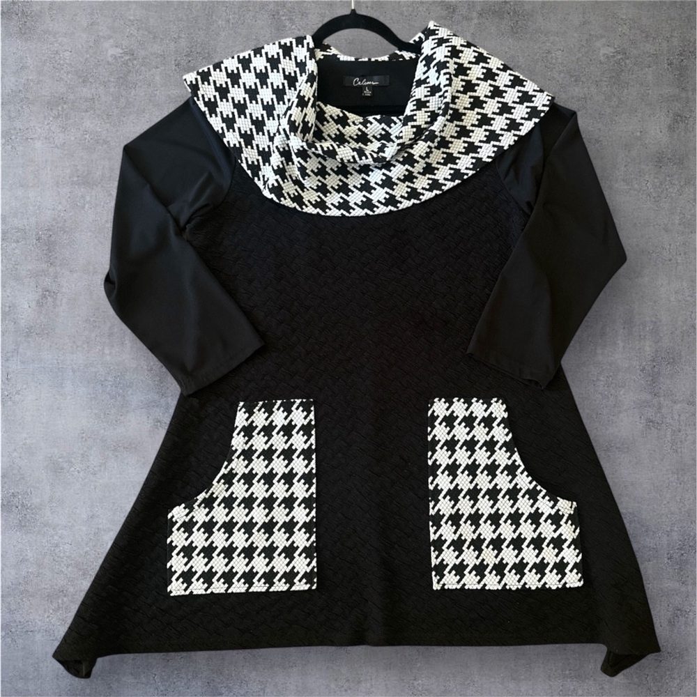Calessa houndstooth patterned tunic dress with a cowl neck and pockets Size LRG